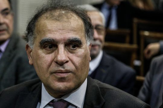 Ο Β. Πλιώτας παραδίδει μαθήματα στον Μ. Χρυσοχοΐδη