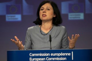 Η Κομισιόν ενισχύει την προστασία των καταναλωτών