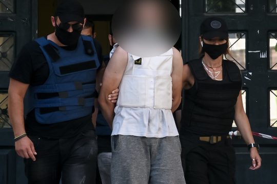 Δύο κακουργήματα και δύο πλημμελήματα σε βάρος του βιαστή της καθαρίστριας