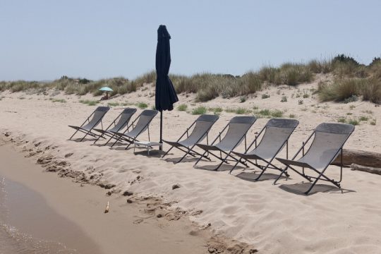 Ζήσε τον… ελληνικό σου μύθο με ξαπλώστρες ακόμη και στη Βοϊδοκοιλιά [εικόνες]