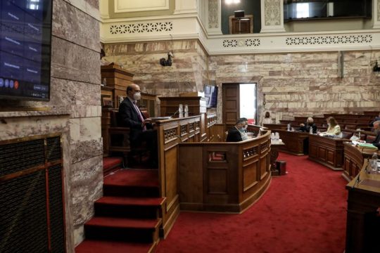 Εργασιακό νομοσχέδιο: Σφυροκόπημα στη Βουλή από τους φορείς