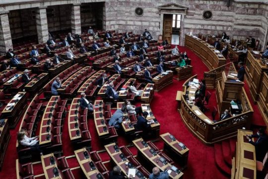 Υπερψηφίστηκε το πιστοποιητικό Covid-19, με πυρά για «φακέλωμα» από τα μικρότερα κόμματα