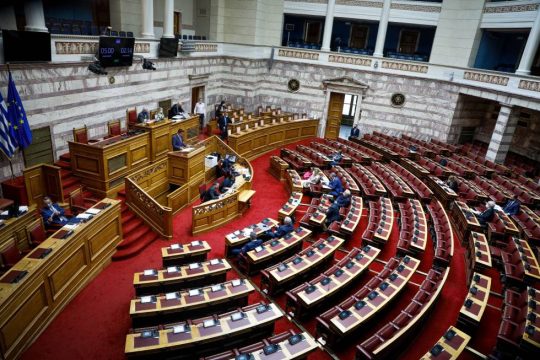 Live η συζήτηση για το απεργοκτόνο νομοσχέδιο