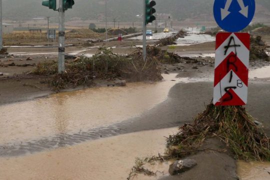 Θρίλερ με αυτοκίνητο που παρασύρθηκε από χείμαρρο στη Θεσσαλονίκη