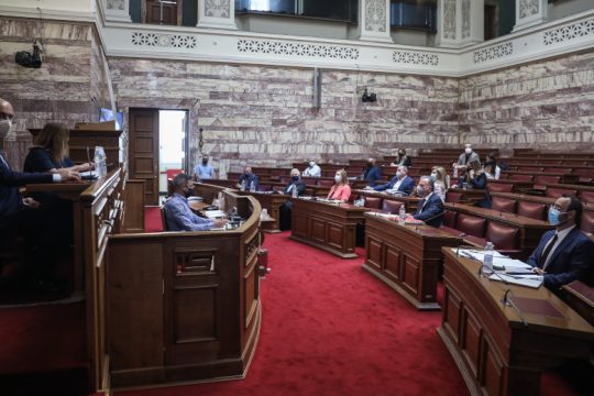 Live η συζήτηση για το αντεργατικό νομοσχέδιο στις επιτροπές της Βουλής