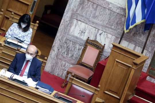 Στην Ολομέλεια η μεγάλη αναμέτρηση για την εργασία [LIVE]
