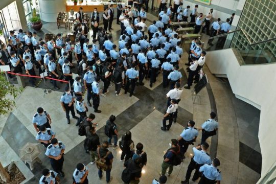 Χονγκ Κονγκ: Συλλήψεις δημοσιογράφων μετά από αστυνομική έφοδο σε εφημερίδα 