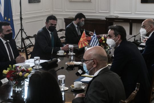 Η βαλκανική μας πολιτική υπό την ομηρία μακεδονομάχων