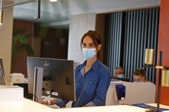 Σαφείς οδηγίες διαχείρισης κρουσμάτων ζητούν οι ξενοδόχοι