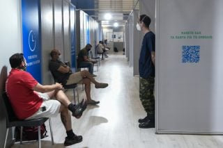 Ο φόβος φέρνει αύξηση των εμβολιασμών και στους νέους