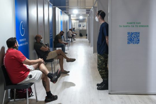Εμβολιασμοί εφήβων και κυρώσεις σε ανεμβολίαστους συγκεκριμένων επαγγελμάτων