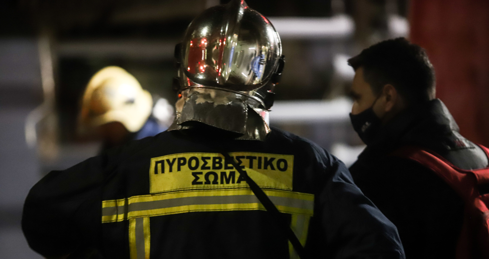 Μεγάλη φωτιά σε κτίριο στον Πειραιά – Μήνυμα από το 112