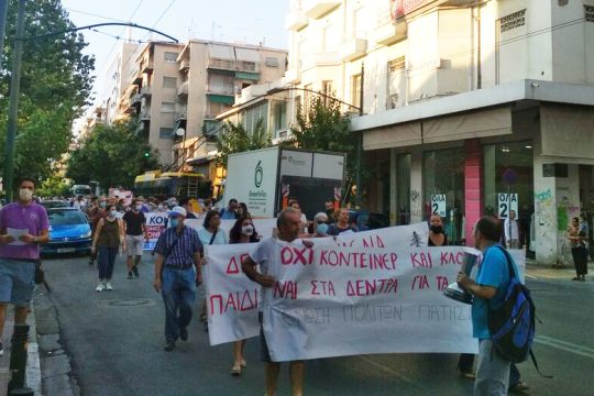 «Ούτε ένα δέντρο λιγότερο, ούτε ένα παιδί σε κοντέινερ»