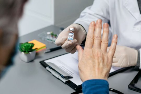 Υποχρεωτικοί εμβολιασμοί από την πίσω πόρτα της Ε.Ε.