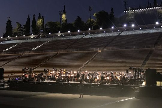 Η σκηνή στήθηκε, οι πρωταγωνιστές έφτασαν