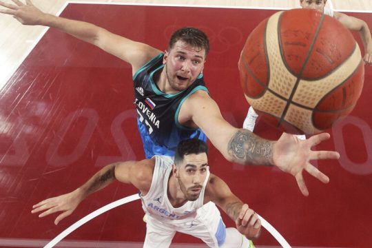 «Ελαμψε» στη χώρα του Ανατέλλοντος Ηλίου