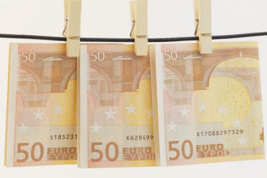 Περιμένω στο σπίτι τα 150 ευρώ μου…