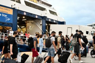 Μόνο με αρνητικό τεστ θα ταξιδεύουν στα νησιά οι μη εμβολιασμένοι