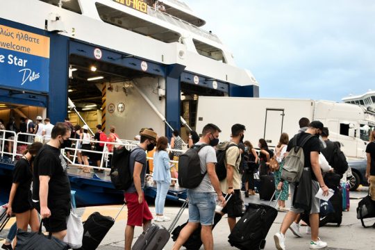 Μόνο με αρνητικό τεστ θα ταξιδεύουν στα νησιά οι μη εμβολιασμένοι