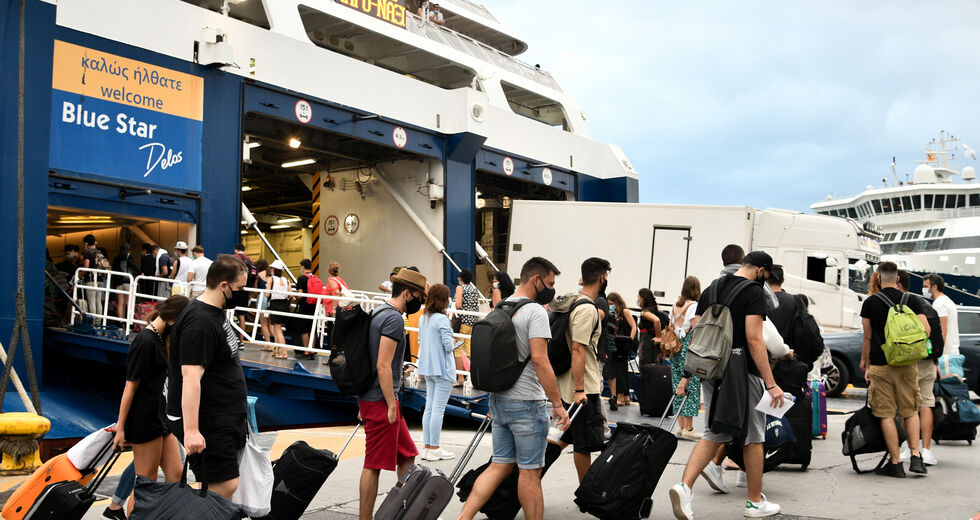 Μόνο με αρνητικό τεστ θα ταξιδεύουν στα νησιά οι μη εμβολιασμένοι