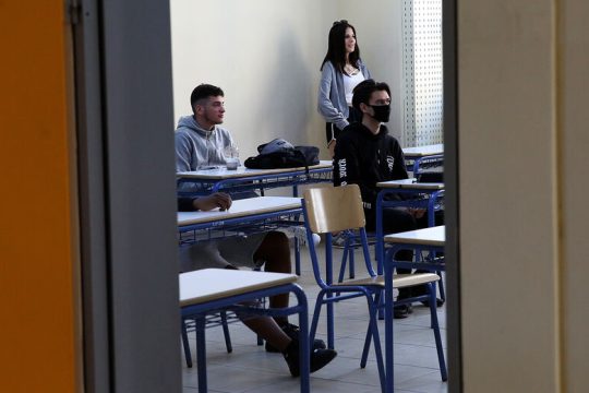 Εμβολιασμένοι τρεις στους τέσσερις εκπαιδευτικούς αλλά η κυβέρνηση μελετά την υποχρεωτικότητα