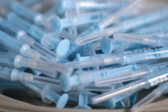 Δεν επιτεύχθηκε συμφωνία στον ΠΟΕ για την άρση της πατέντας των εμβολίων