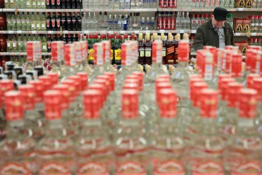 ΑΑΔΕ: «Σαφάρι» με μεγάλη «λεία» σε νοθευμένο και λαθραίο αλκοόλ