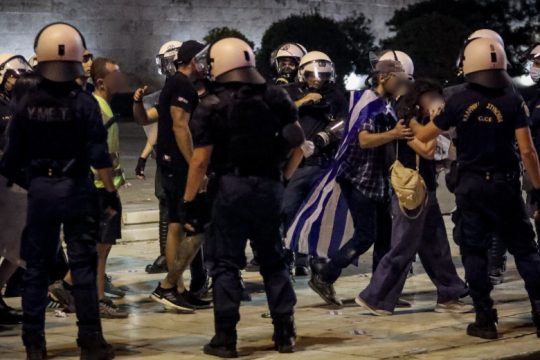 Είκοσι πέντε προσαγωγές για τα επεισόδια στο Σύνταγμα με αντιεμβολιαστές