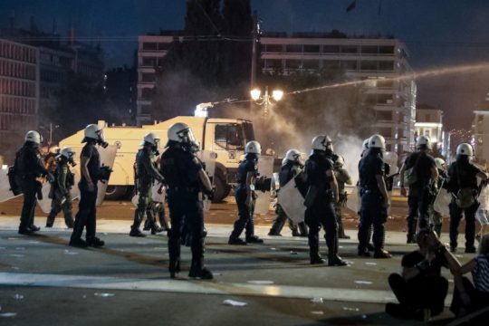 Ένταση ξανά στο Σύνταγμα μετά από συγκέντρωση αντιεμβολιαστών 