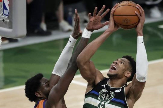 Στην κορυφή του NBA οι Μπακς – Θρίαμβος του Γιάννη Αντετοκούνμπο