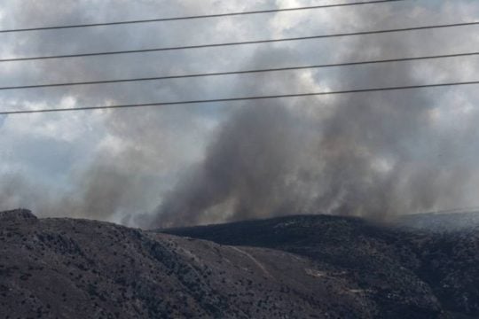Νέα μέτωπα σε Χαλκίδα και Σαλαμίνα, φόβοι για αναζωπυρώσεις σε Κορινθία κι Αργολίδα