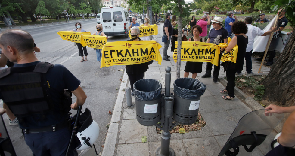 «Ενόχληση» Καραμανλή για Τσίπρα και πληρωμένη απάντηση ΣΥΡΙΖΑ