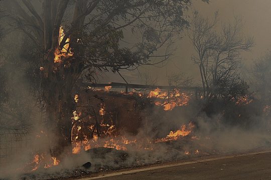 Δραματικές ώρες στην Αχαΐα – Τραυματίες, καμένα σπίτια, εκκενώθηκαν οικισμοί