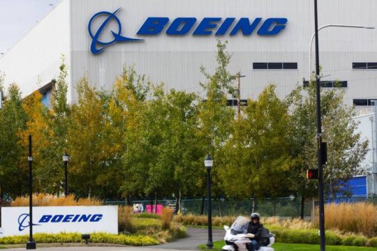 Η Boeing μειώνει την παραγωγή του 787 για να αντιμετωπίσει ελάττωμα