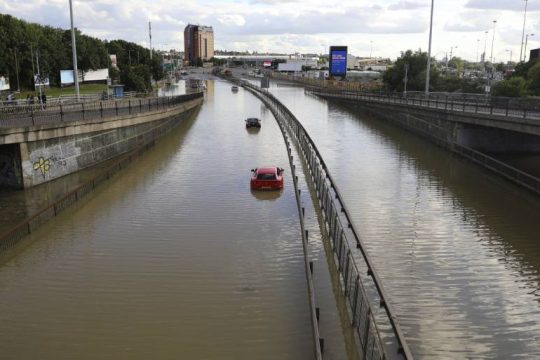 Πλημμύρισαν σπίτια και νοσοκομεία στο Λονδίνο