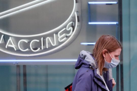 Τα 2/3 των Βρετανών θέλουν τα μέτρα για την πανδημία που καταργεί ο Τζόνσον