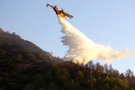Διπλή φωτιά στην Αχαΐα, εκκενώθηκαν οικισμοί