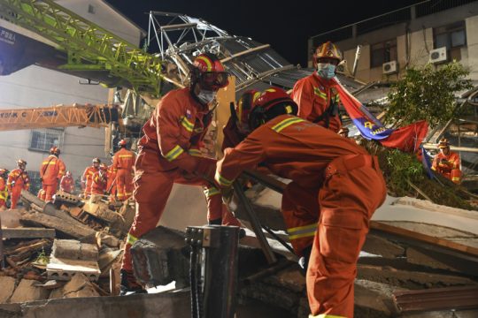 Μόλις έξι βγήκαν ζωντανοί από τα ερείπια του ξενοδοχείου στην Κίνα
