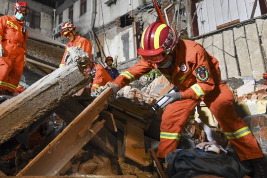 Ξενοδοχείο κατέρρευσε στην Κίνα – Νεκροί και αγνοούμενοι