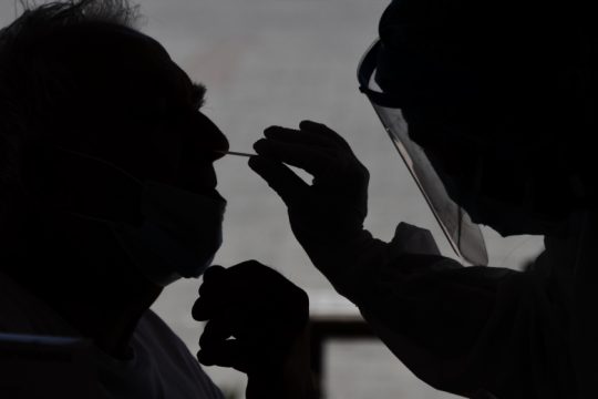 2.604 κρούσματα, 5 θάνατοι, 126 διασωληνωμένοι