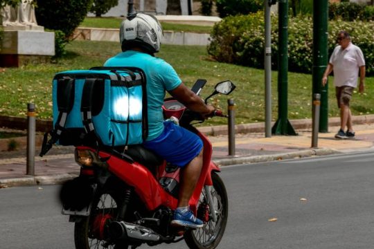 Μέτρα στο «και ένα», υπό την πίεση της αντιπολίτευσης