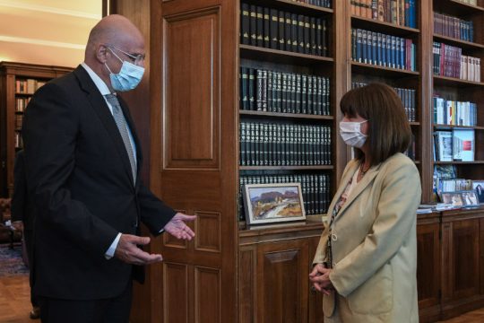 Πόλεμος «διαρροών» ΥΠΕΞ-Προεδρίας μετά το φιάσκο με τον Ι. Αποστολόπουλο