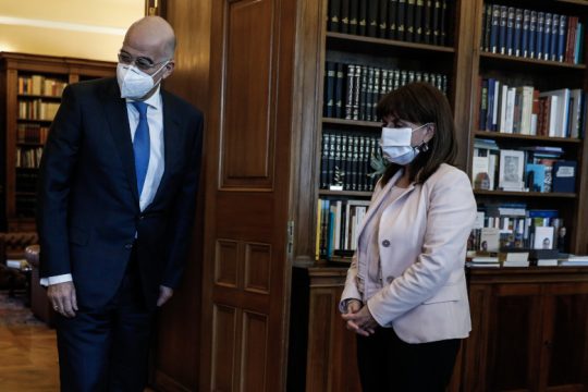 Σιωπή από την κυβέρνηση, παραμένουν τα ερωτήματα για τον Έλληνα διασώστη