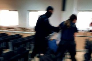 Επίθεση αστυνομικών σε κρατούμενους πολιτικούς πρόσφυγες μέσα σε δικαστήριο