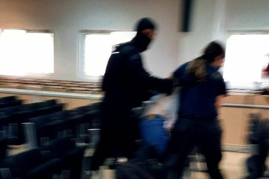 Επίθεση αστυνομικών σε κρατούμενους πολιτικούς πρόσφυγες μέσα σε δικαστήριο