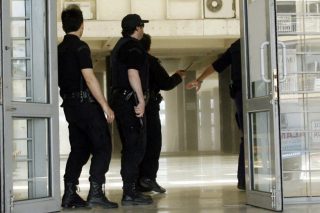 Δις ισόβια στον 45χρονο που έκαψε τους ηλικιωμένους γονείς του