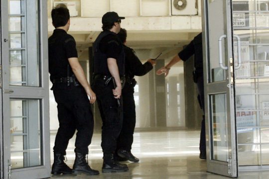 Δις ισόβια στον 45χρονο που έκαψε τους ηλικιωμένους γονείς του
