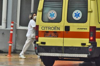 Διπλασιάστηκαν οι εισαγωγές Covid-19 στα νοσοκομεία το τελευταίο δεκαήμερο