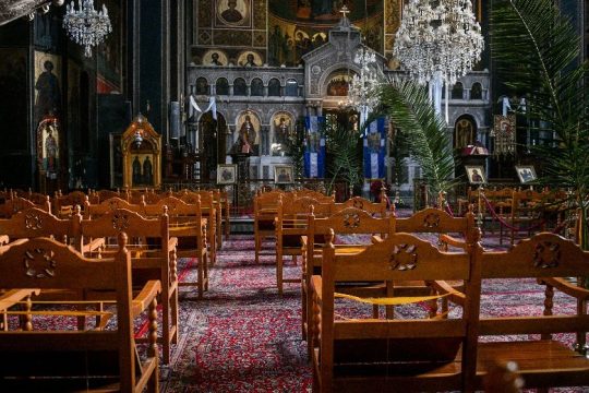 Πάρος: Πήρε την εγκύκλιο για το εμβόλιο από τον ιερέα και την έσκισε
