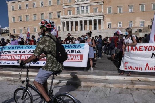 Ηχηρό «όχι» στο νομοσχέδιο Κεραμέως έξω από τη Βουλή [Live από τη Βουλή]